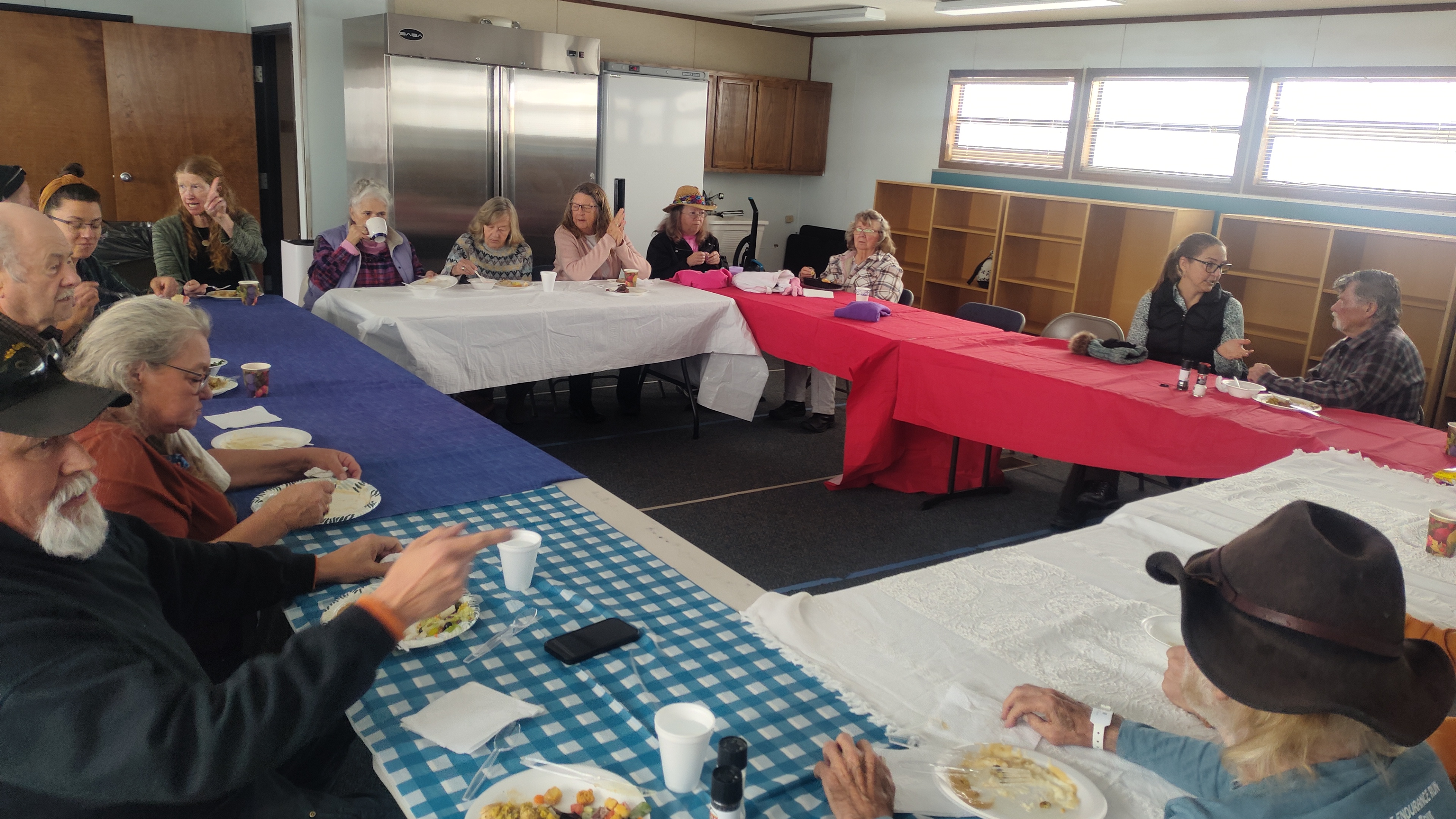 picture of older adult lunch at senior center